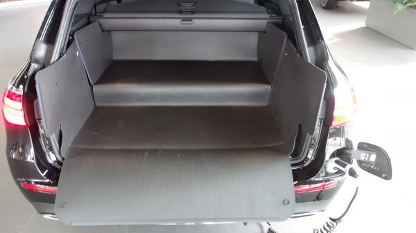 Kofferraumschutz E-Klasse T-Modell Hybrid mit 2Bodenstufen rundum geschützt.